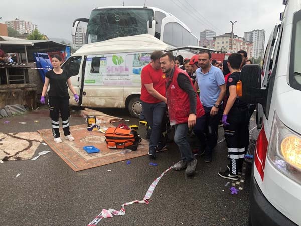 Trabzon plakalı yolcu otobüsü kaza yaptı - Ölü ve yaralılar var 2