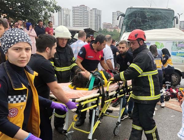 Trabzon plakalı yolcu otobüsü kaza yaptı - Ölü ve yaralılar var 7