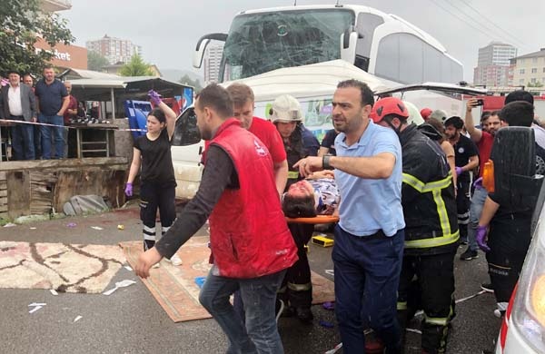 Trabzon plakalı yolcu otobüsü kaza yaptı - Ölü ve yaralılar var 10