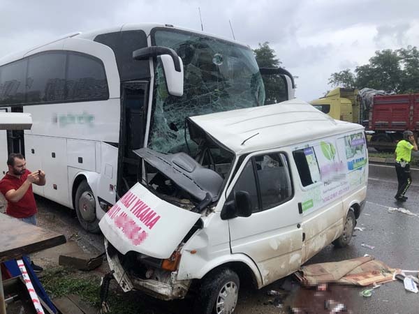 Trabzon plakalı yolcu otobüsü kaza yaptı - Ölü ve yaralılar var 6
