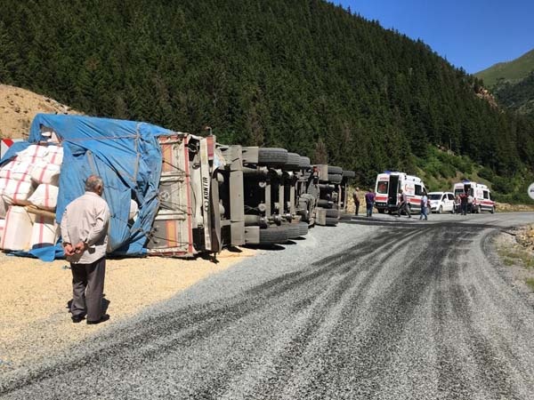 Trabzon'da virajı alamayan saman yüklü araç yan yattı 2