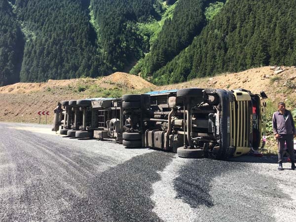 Trabzon'da virajı alamayan saman yüklü araç yan yattı 3