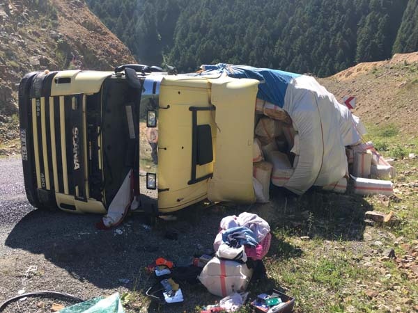 Trabzon'da virajı alamayan saman yüklü araç yan yattı 4