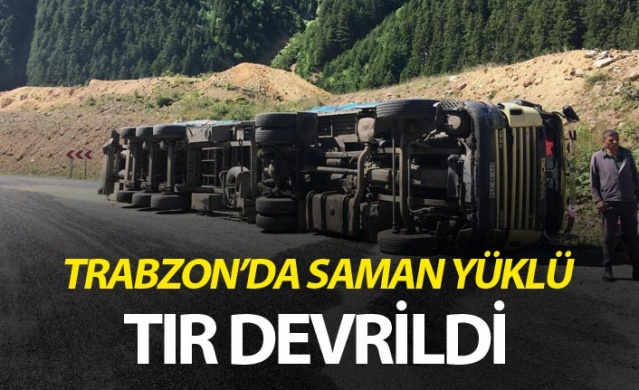 Trabzon'da virajı alamayan saman yüklü araç yan yattı 1