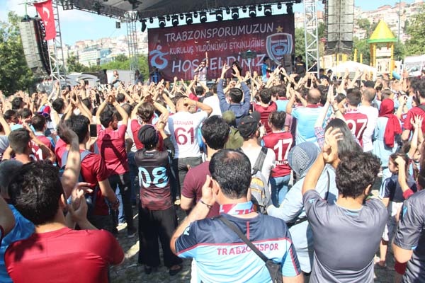 Trabzonspor taraftarlarından meşale şov 2