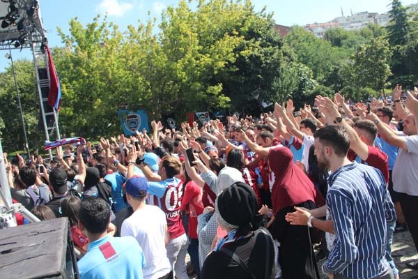 Trabzonspor taraftarlarından meşale şov 6