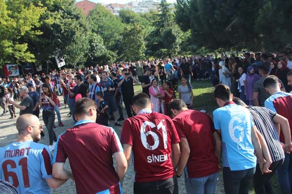 Trabzonspor taraftarlarından meşale şov 9