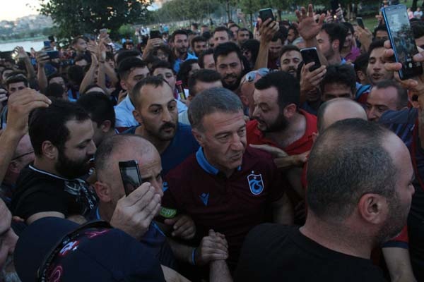 Trabzonspor taraftarlarından meşale şov 7