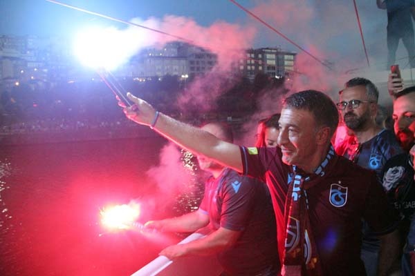 Trabzonspor taraftarlarından meşale şov 1
