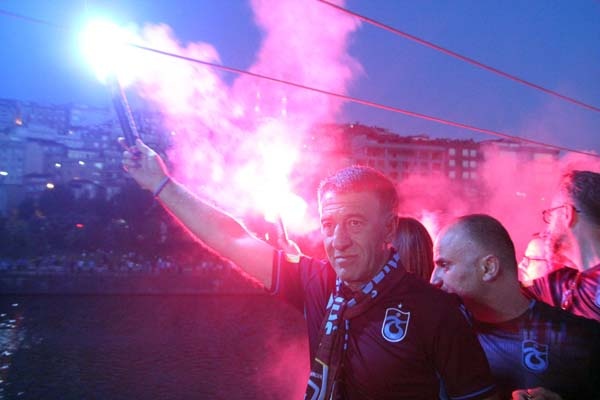 Trabzonspor taraftarlarından meşale şov 11
