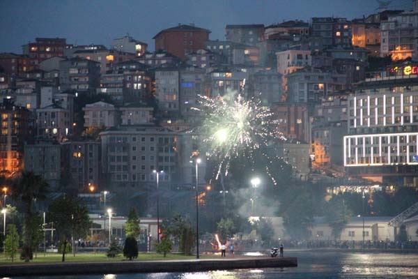 Trabzonspor taraftarlarından meşale şov 24
