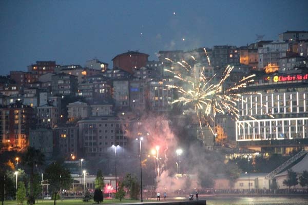 Trabzonspor taraftarlarından meşale şov 26