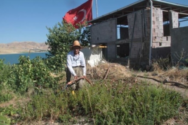 14 yıldır adada tek başına yaşıyor 18