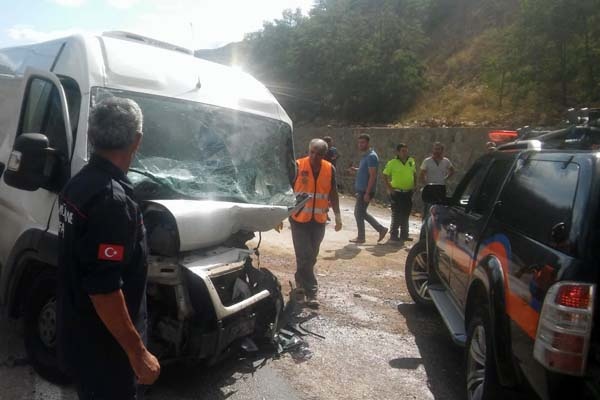 Trabzon plakalı minibüs ile otomobil çarpıştı - 3 yaralı 2