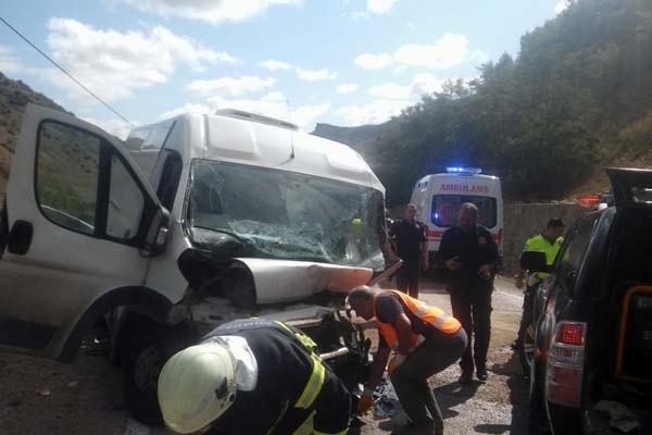 Trabzon plakalı minibüs ile otomobil çarpıştı - 3 yaralı 3