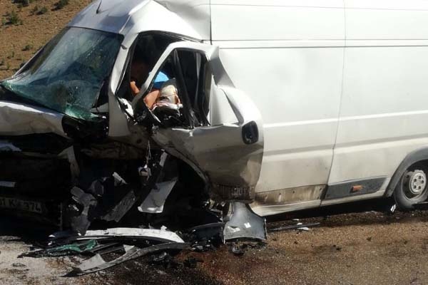 Trabzon plakalı minibüs ile otomobil çarpıştı - 3 yaralı 6