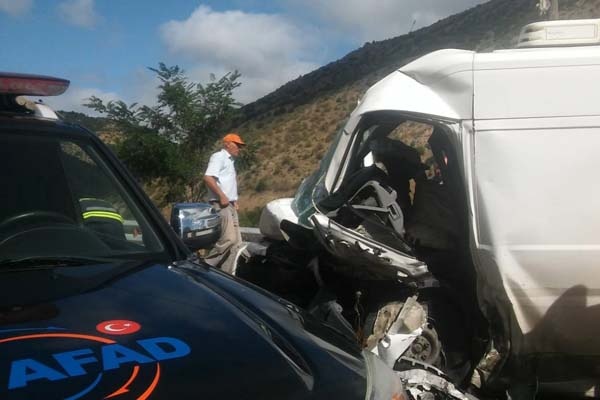 Trabzon plakalı minibüs ile otomobil çarpıştı - 3 yaralı 4