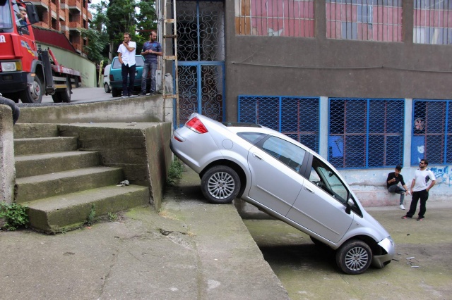 Trabzon’da yolu şaşıran sürücü bahçeye düştü 7