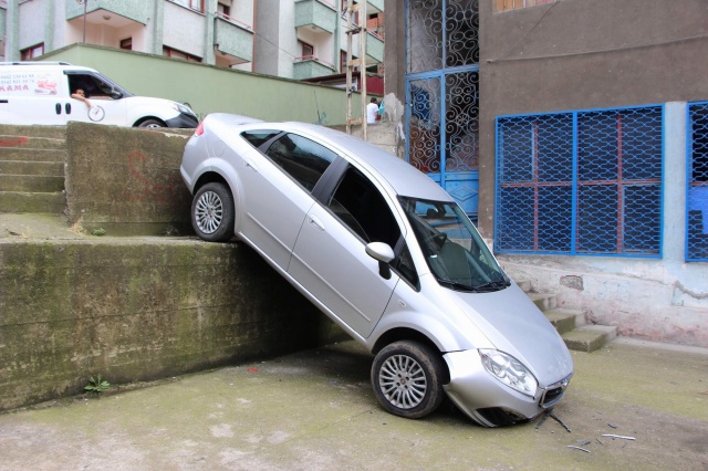 Trabzon’da yolu şaşıran sürücü bahçeye düştü 4