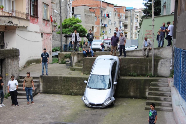Trabzon’da yolu şaşıran sürücü bahçeye düştü 2