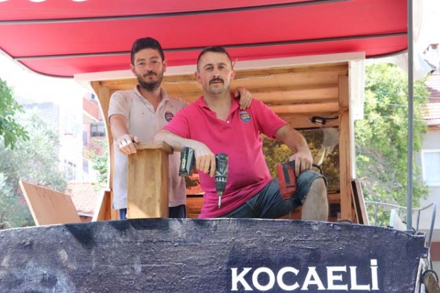 Trabzonlu Usta Dede yadigarı tekneyi mahalle arasında 3 ayda tamamladı 13