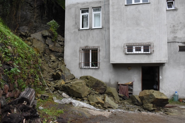 Ordu'da evin üzerine kaya parçaları düştü 7