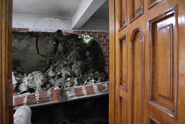 Ordu'da evin üzerine kaya parçaları düştü 5
