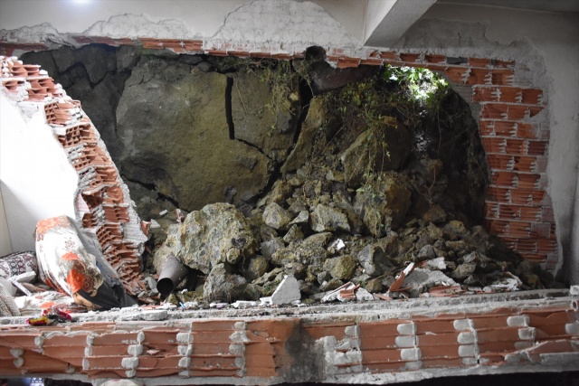 Ordu'da evin üzerine kaya parçaları düştü 10