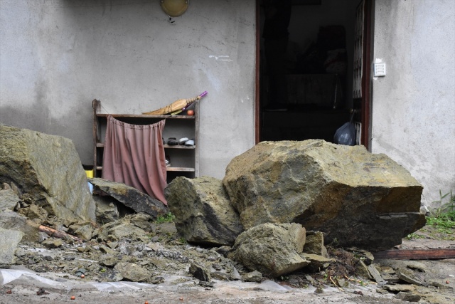 Ordu'da evin üzerine kaya parçaları düştü 12