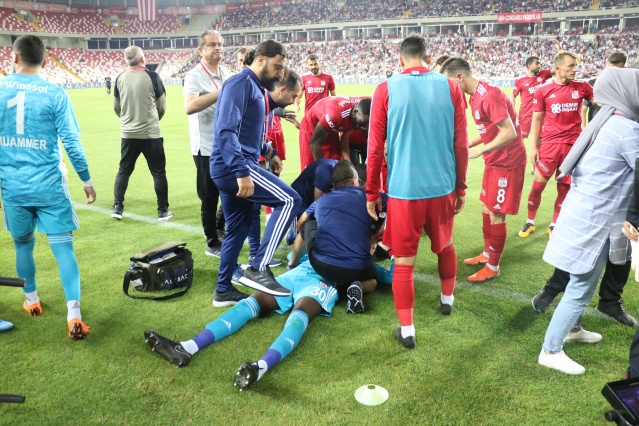 Süper Lig'de talihsiz olay! Hastaneye kaldırıldı... 4