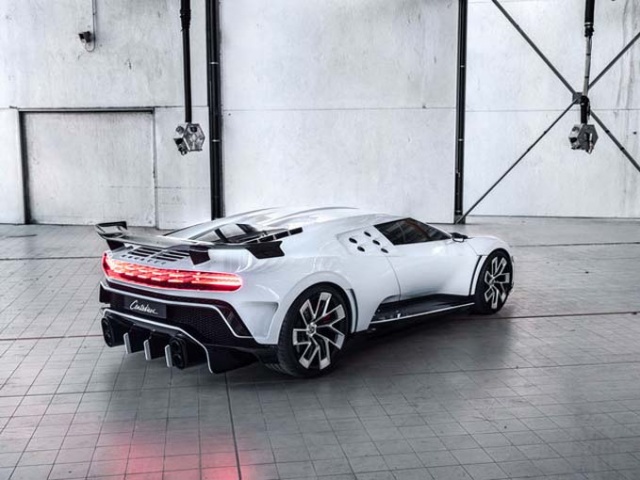 Bugatti yeni modeli Centodieci'yi sergiledi 13