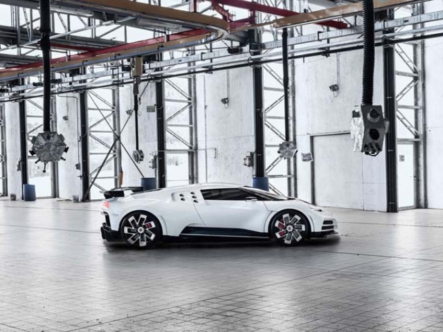 Bugatti yeni modeli Centodieci'yi sergiledi 12