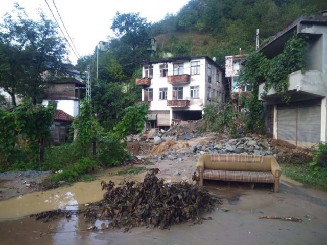 Trabzon'da şiddetli yağış hasara yol açtı 3