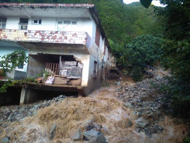 Trabzon'da şiddetli yağış hasara yol açtı 8