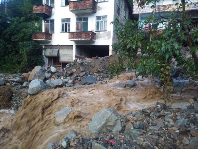 Trabzon'da şiddetli yağış hasara yol açtı 7