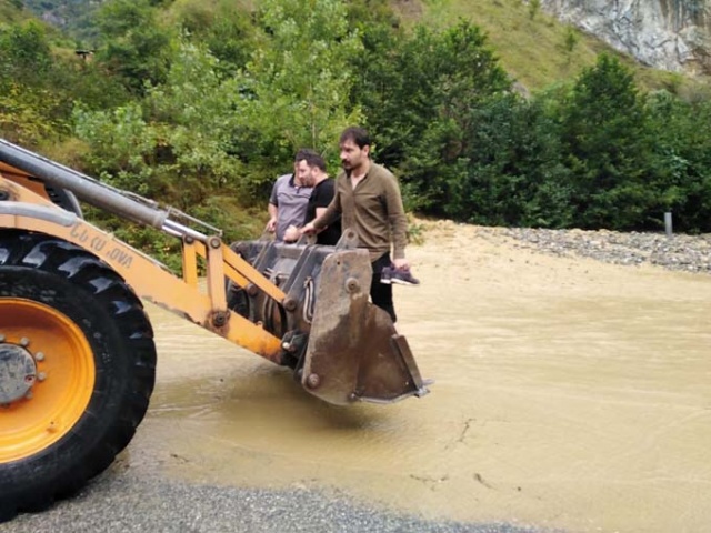 Trabzon'da şiddetli yağış hasara yol açtı 4