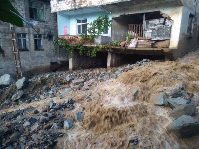 Trabzon'da şiddetli yağış hasara yol açtı 6