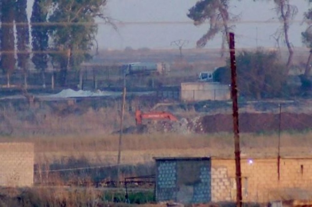 PKK/YPG’li teröristler sınırda hendek ve tünel kazıyor 8