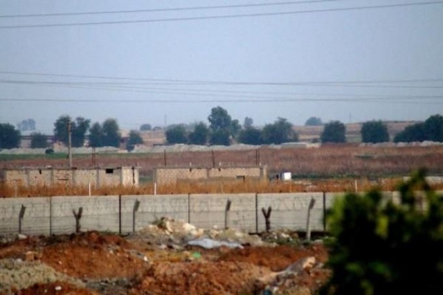 PKK/YPG’li teröristler sınırda hendek ve tünel kazıyor 6