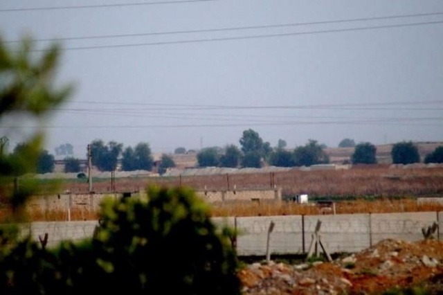 PKK/YPG’li teröristler sınırda hendek ve tünel kazıyor 7