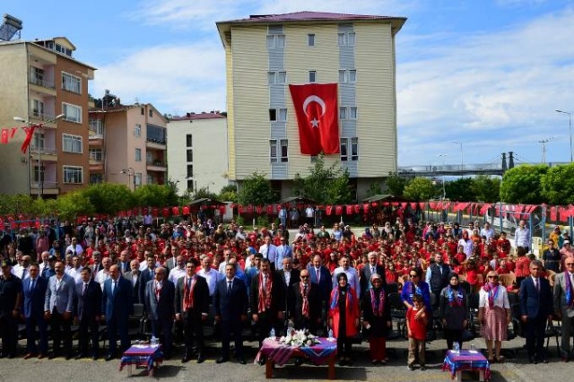 Trabzon'da ders zilini Vali Ustaoğlu ve Bahar Ayvazoğlu çaldı 12