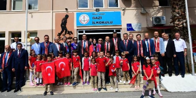 Trabzon'da ders zilini Vali Ustaoğlu ve Bahar Ayvazoğlu çaldı 8