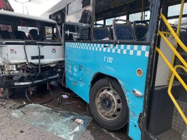Ümraniye'de kamyon otobüse çarptı 3