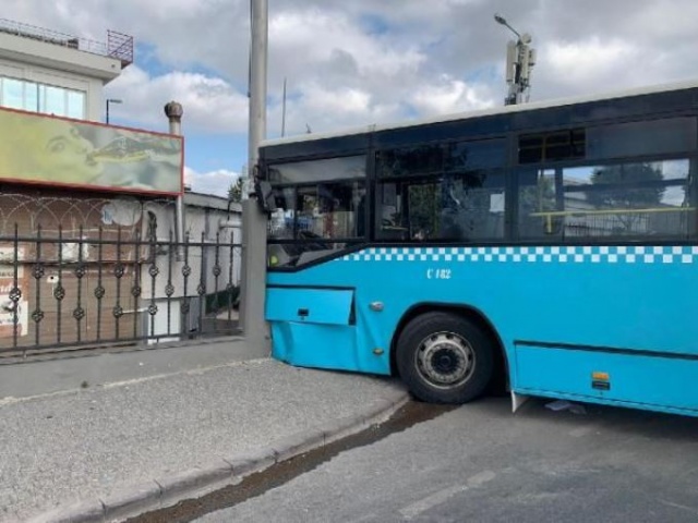 Ümraniye'de kamyon otobüse çarptı 6