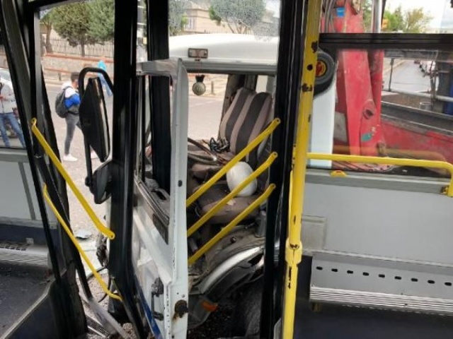 Ümraniye'de kamyon otobüse çarptı 4
