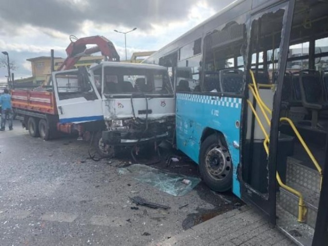 Ümraniye'de kamyon otobüse çarptı 8