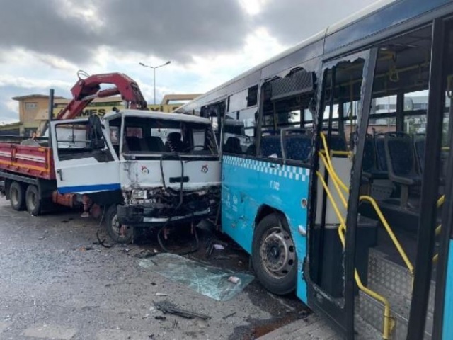 Ümraniye'de kamyon otobüse çarptı 2