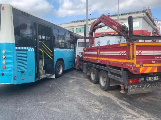 Ümraniye'de kamyon otobüse çarptı 5