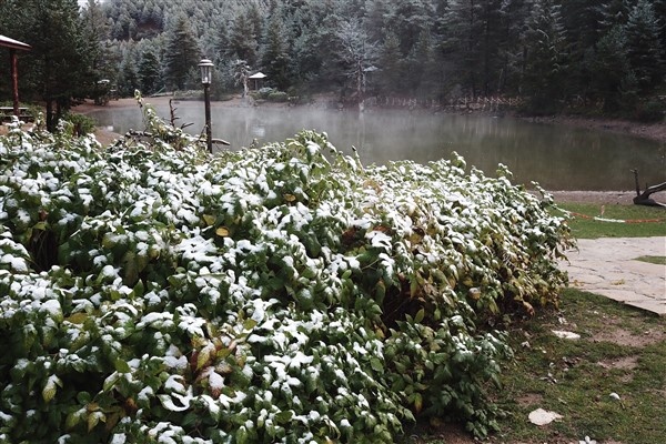 Limni Gölüne sezonun ilk karı yağdı 17