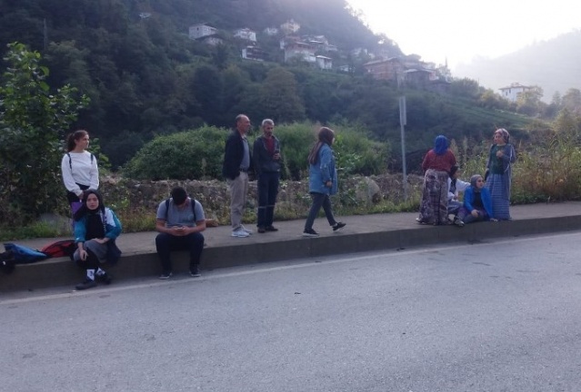 Trabzon'da öğrenci servisi pikap ile çarpıştı: 2 yaralı 4